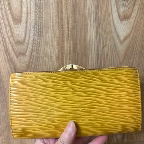Auth Louis Vuitton Epi kiss-lock long wallet Clutch - Picture 15 of 15